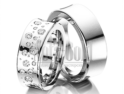 Обручальные кольца широкие из белого золота с россыпью бриллиантов в женском кольце с вогнутым профи