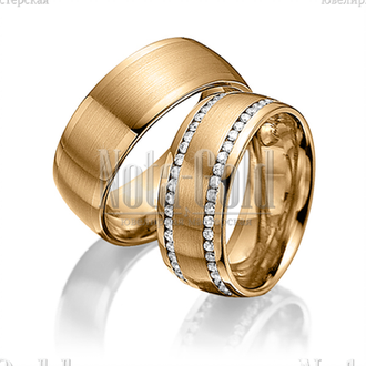 Обручальные кольца из жёлтого золота с бриллиантами в женском кольце гладкие с мелкотекстурной повер