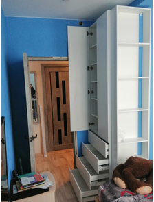 Шкаф с распашными дверьми и выдвижными ящиками в белом цвете.