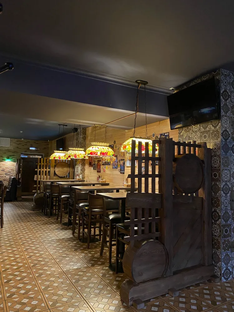 Зоны с высокими стульями около барной стойки. 
Напротив 2 телевизора.