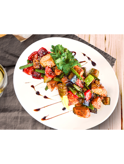 Семга с теплым овощным соте