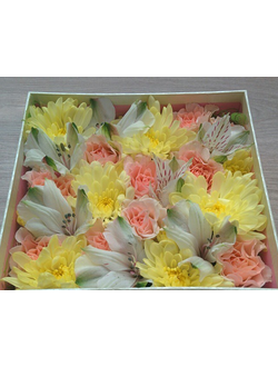 Нежная коробочка с розами, хризантемами и альстромериями