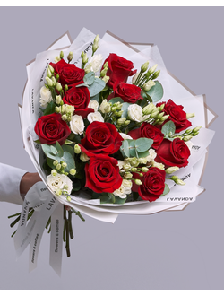 Букет красных роз и белой эустомы с эвкалиптом