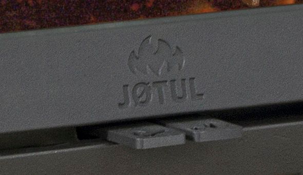 Логотип Jotul вылитый в чугуне на топке Jotul i620