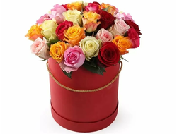 Коробка с разноцветными розами