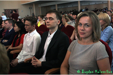 Директор лицея №12 Альбина Буданова со своими медалистами