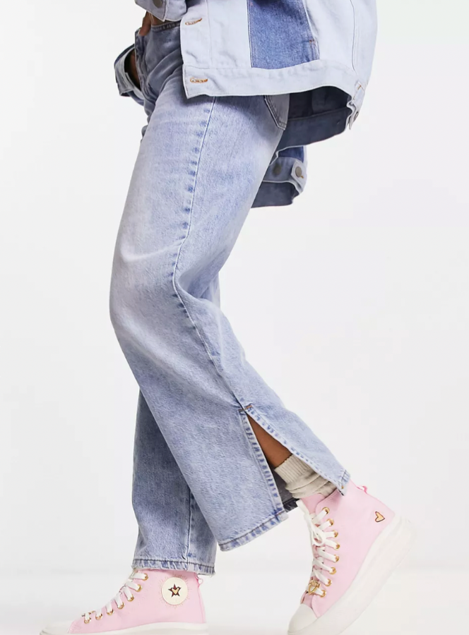 розовые кеды Converse с джинсами