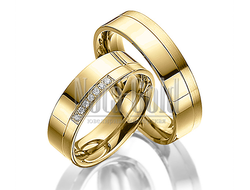 Классические обручальные кольца прямоугольного профиля из желтого золота с продольной полоской брилл