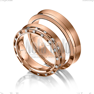 Обручальные кольца узкие из красного золота с двумя дорожками бриллиантов в женском кольце с вогнуты