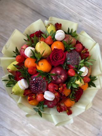Букет из фруктов с цветами и макарунс