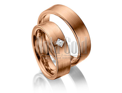 Матовые широкие обручальные кольца из красного золота с ромбическим бриллиантом в женском кольце пря