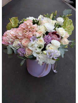 Огромный букет цветов: гортензии, розы, антуриум, фрезия, эвкалипт в шляпной коробке
