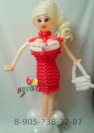 Девушка  в красном платье из воздушных шаров
