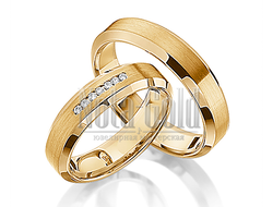 Матовые обручальные кольца с двумя фасками из желтого золота с продольной полоской бриллиантов в жен