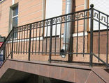 Ч18 - Перила из черного металла для двухсторонней лестницы