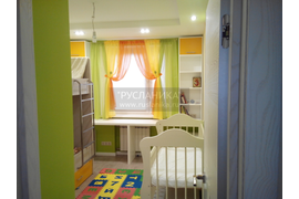 Красочные шторы и детскую комнату и рулонка на створку.