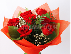 "Универсальный" - букет из 7 красных роз в оформлении.