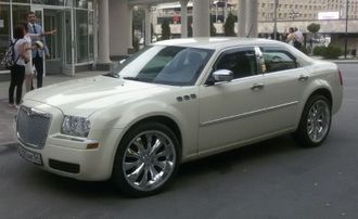 Автомобиль Chrysler 300С Белый