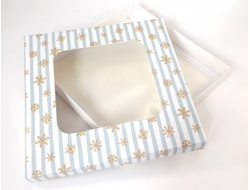 Коробка на 10 печений с окном (24*24*3 см), полоска бело-голубая со снежинками