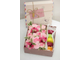 Квадратная коробочка с цветочной композицией и макарунами