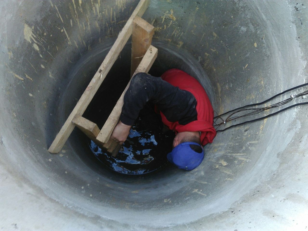 Установка насоса воды в колодце, Ногинский район.