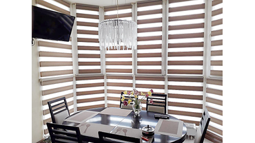 Рулонные жалюзи день-ночь в эркере. Сочетание натуральной темной текстуры и комбинированной мебели и светлых стен