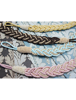 Все цвета актуальны и в наличии, оттенки подхвата сочетаются со многими тканями для портьер