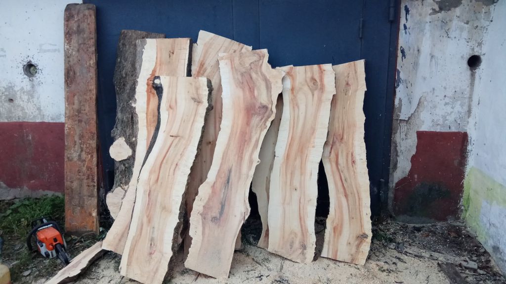 Деревянные спилы ,мульча, дрова и материалы для ремесел
