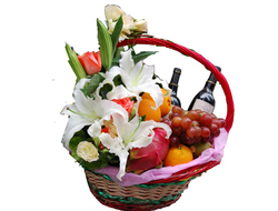 Корзина с фруктами, вином и цветами