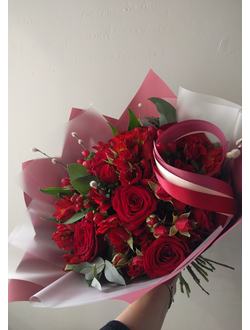 Недорогой и яркий букет из красных роз, кустовых роз, гиперикума и альстромерии. Букет для девушки