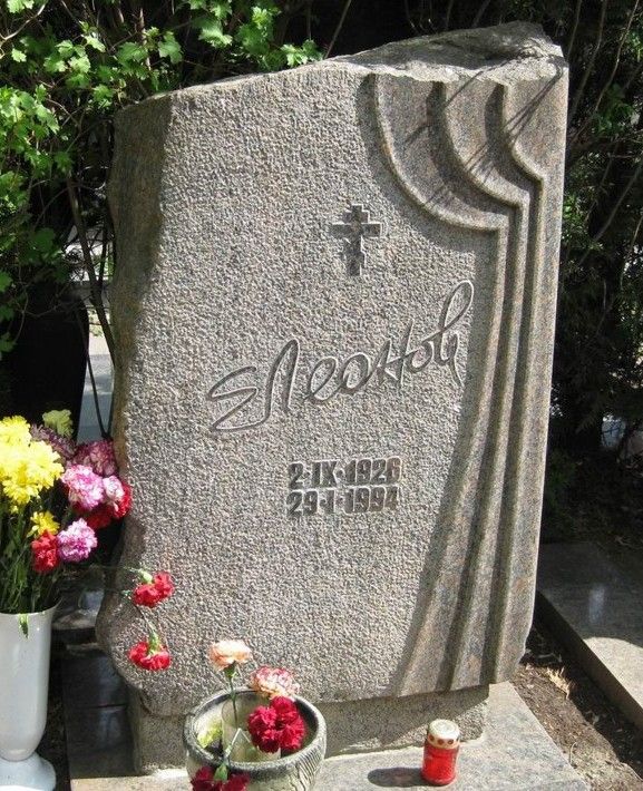необработанная стела - надгробие Евгения Леонова