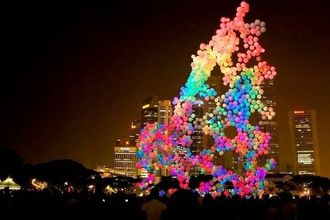 Облако из 300 светящихся шаров с гелием
