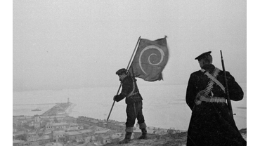 Морские пехотинцы после одержанной победы водружают флаг 