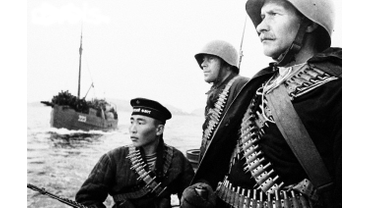 Морские пехотинцы Северного флота выдвигаются на катерах к месту десантирования