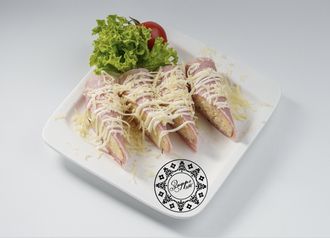 Рулет из ветчины с сырной начинкой