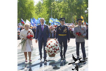 Возложение цветов к подножию памятника Воину-Освободителю