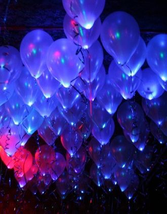 Облако из 80 светящихся шаров с гелием