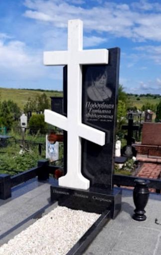 православный памятник с крестом на могилу