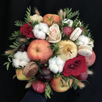 Фруктовый букет с макаронс и розами