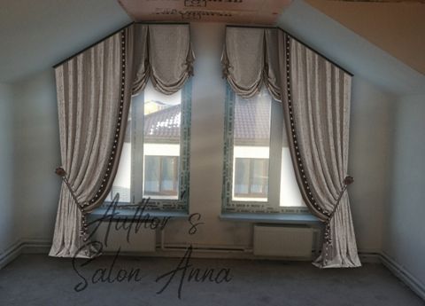 Фото окна с выполненным на нём эскизом штор