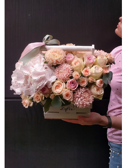 Очаровательный букет в ящике: гортензия, кустовые розы, персиковые розы, эвкалипт, астры