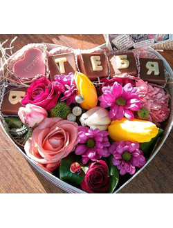 Цветочная коробочка-сердце с надписью из шоколадных букв "Я ? тебя"