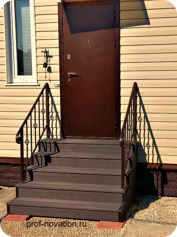 Лестница в дом на металлокаркасе