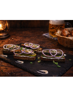 Закуска со шпротами на бородинских тостах