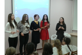 Ученики 9а класса женской гуманитарной гимназии поют песню "Du, lieber Weihnachtsmann"