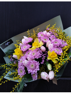 Весенний авторский букет: нарциссы, тюльпаны, мимоза и хризантема. Розовый букет