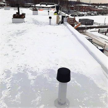 Аэраторы установлены на плоской крыше, чтобы отвести влагу, т.к. работы пришлись на осень и зиму