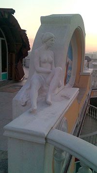 статуя на крыше здания
