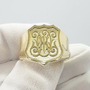 Золотой мужской перстень с бриллиантом