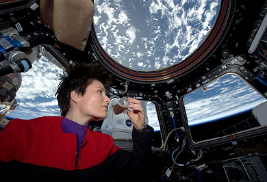 Фото: Астронавт Саманта Кристофоретти с чашкой  эспрессо на борту МКС в модуле "Купола"
